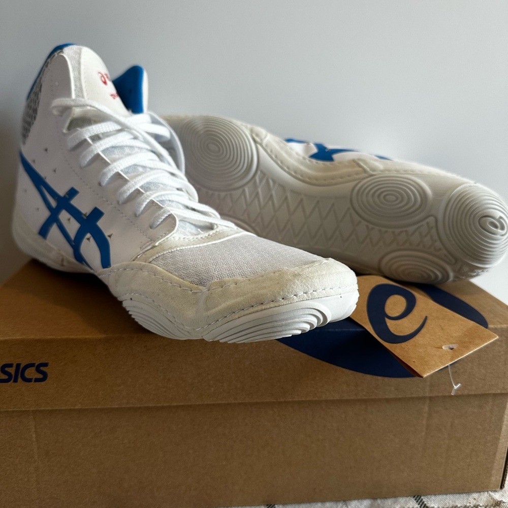 ASICS High-Top Wrestling Shoes in White/Red/Blue - Picture 3 of 5